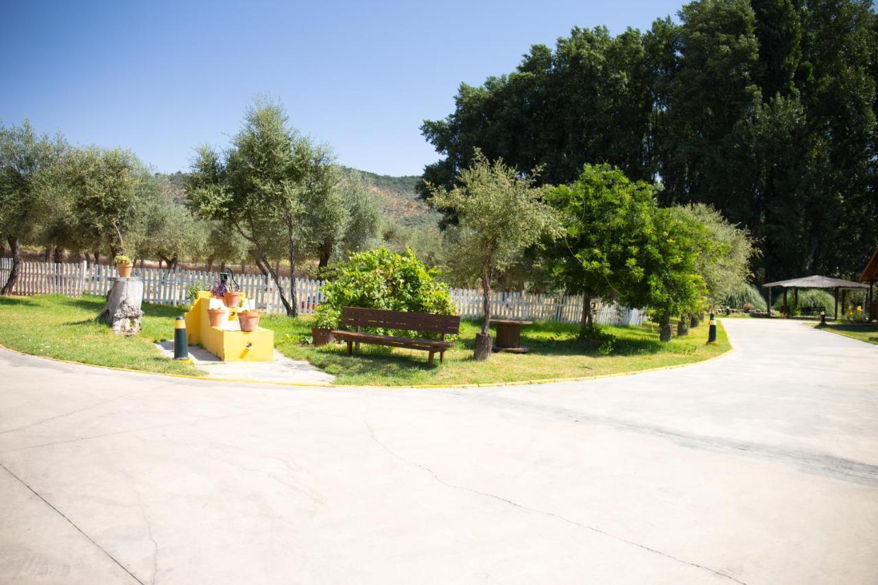 El Venero De Mostoles Constantina Bagian luar foto